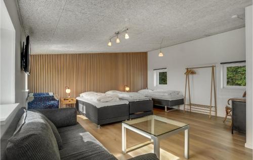 LihmeにあるAmazing Home In Spttrup With 5 Bedrooms And Wifiのリビングルーム(ベッド2台、ソファ付)