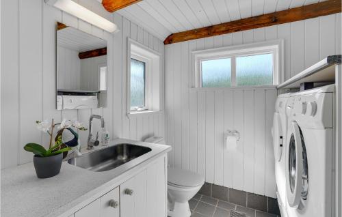 y baño blanco con lavabo y lavadora. en 3 Bedroom Amazing Home In Hovborg, en Hovborg