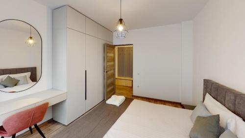 錫比烏的住宿－Apartment by the Lake Nr 3 VRT，一间卧室配有一张床和镜子