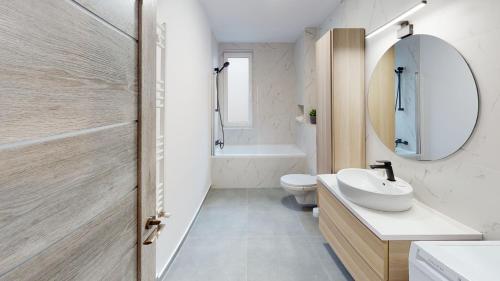 錫比烏的住宿－Apartment by the Lake Nr 3 VRT，一间带水槽、卫生间和镜子的浴室