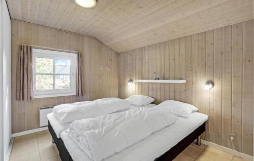 ブラーバンドにあるBeautiful Home In Blvand With 4 Bedrooms, Sauna And Wifiのベッドルーム(白いシーツを使用した大型ベッド1台付)