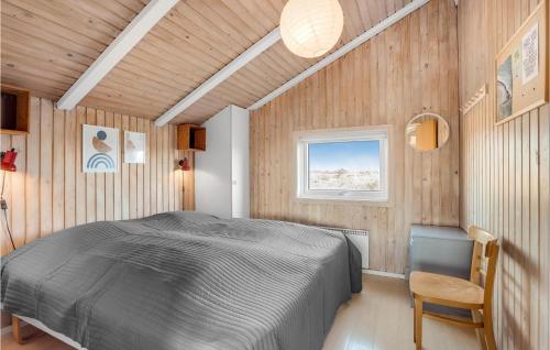 sypialnia z łóżkiem, krzesłem i oknem w obiekcie 3 Bedroom Amazing Home In Blvand w mieście Blåvand