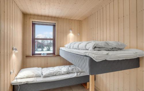 two bunk beds in a room with a window at Pet Friendly Home In Vinderup With Wifi in Vinderup