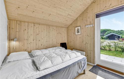 HemmetにあるNice Home In Tarm With 3 Bedrooms, Sauna And Wifiの大きな窓付きの客室のベッド1台分です。