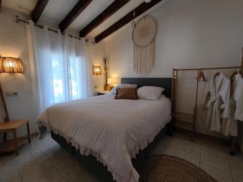 Un dormitorio con una cama grande y una ventana en Casa Wens Bénimeit, en Moraira