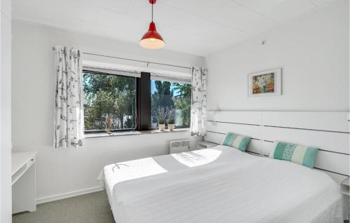 - une chambre blanche avec un lit et une fenêtre dans l'établissement 1 Bedroom Cozy Home In Nrre Nebel, à Nymindegab
