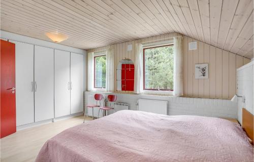 ホにある1 Bedroom Nice Home In Blvandのベッドルーム1室(大型ベッド1台、窓2つ付)