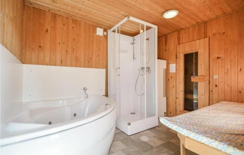 ロモ・キルケビーにあるBeautiful Home In Rm With 2 Bedrooms, Sauna And Wifiのバスルーム(大型バスタブ、シャワー付)