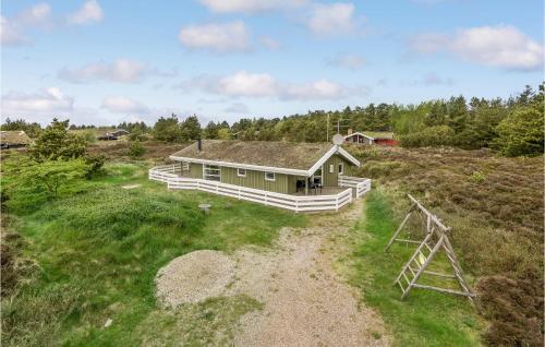een bovenaanzicht van een huis in een veld bij Holiday Home Ringvejen Rømø Denm in Bolilmark