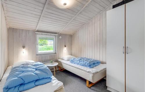 BolilmarkにあるAmazing Home In Rm With 3 Bedrooms, Sauna And Wifiのベッドルーム1室(ベッド2台、テーブル、窓付)