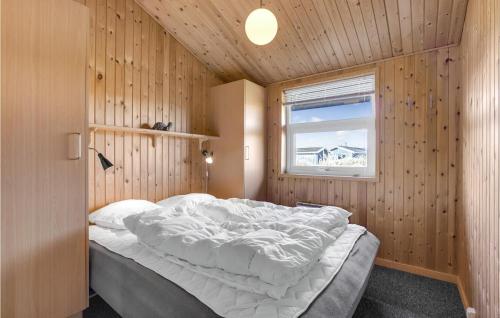BjerregårdにあるLovely Home In Hvide Sande With Saunaの窓付きのベッドルーム1室(大型ベッド1台付)