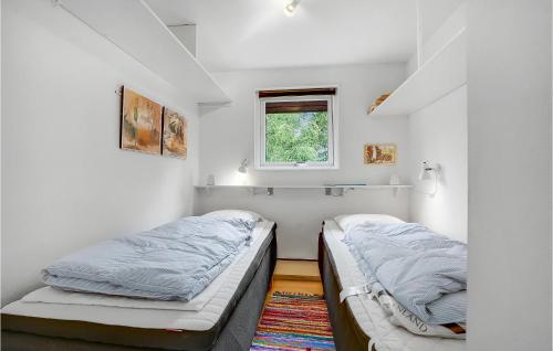 Oksbølにある3 Bedroom Cozy Home In Oksblの窓付きの小さな部屋のベッド2台