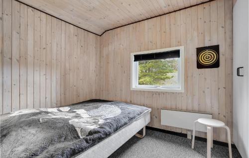 1 dormitorio con cama y ventana en Liroke, en Blåvand