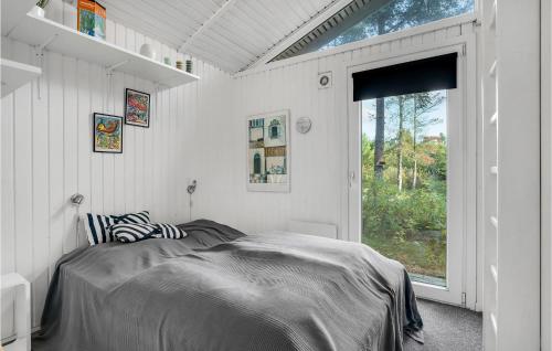 Nørre NebelにあるBeautiful Home In Nrre Nebel With Indoor Swimming Poolの窓付きの部屋にベッド付きのベッドルーム1室があります。