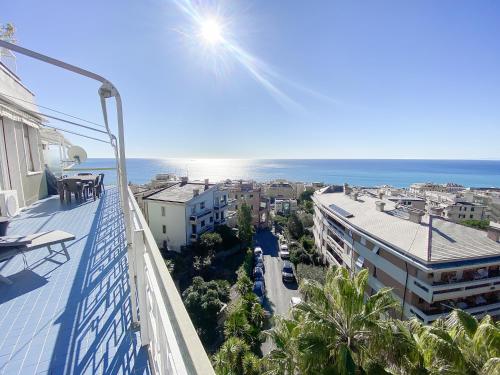 een balkon met uitzicht op de stad en de oceaan bij Sunset Rooftop in Genua