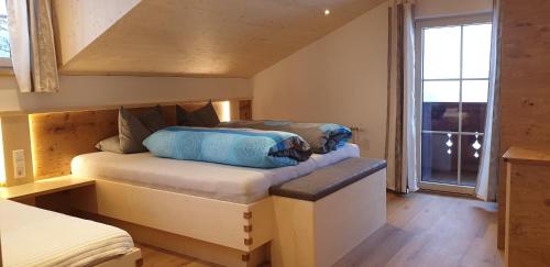 ein Schlafzimmer mit einem großen Bett in einem Haus in der Unterkunft Pongitzerhof in Matrei in Osttirol