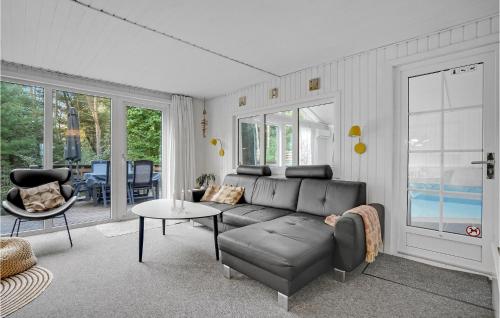 sala de estar con sofá y mesa en Beautiful Home In Nrre Nebel With Indoor Swimming Pool, en Nørre Nebel