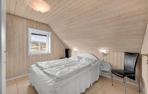 Nørre Lyngvigにある5 Bedroom Cozy Home In Ringkbingのベッドルーム1室(ベッド1台、窓、椅子付)