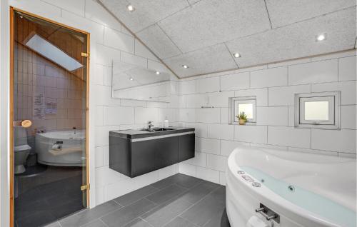 Kupatilo u objektu Awesome Home In Oksbl With 4 Bedrooms, Sauna And Wifi