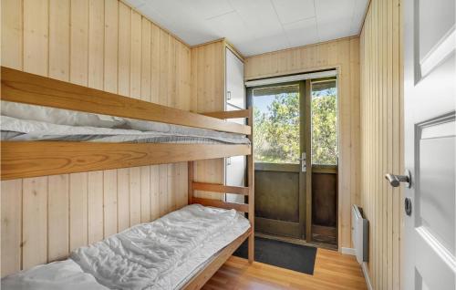 ブラーバンドにあるHarenの小さな家の中にある小さなベッドルームで、二段ベッドが備わります。