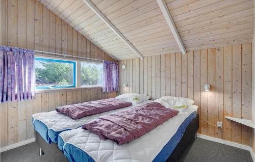 BolilmarkにあるBeautiful Home In Rm With 4 Bedrooms, Sauna And Wifiの木製の壁のベッドルーム1室(ベッド2台付)