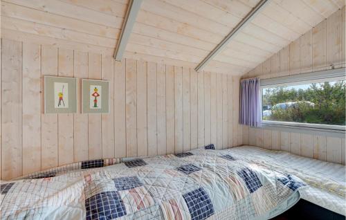 バイアス・スタンにあるStunning Home In Oksbl With 3 Bedrooms, Sauna And Wifiの窓付きの客室の大型ベッド1台分です。