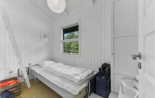ein weißes Zimmer mit einem Bett und einem Fenster in der Unterkunft Stunning Home In Blvand With Kitchen in Blåvand