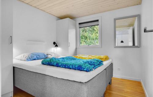 ein Schlafzimmer mit einem großen Bett in einem Zimmer in der Unterkunft 3 Bedroom Stunning Home In Vggerlse in Bøtø By