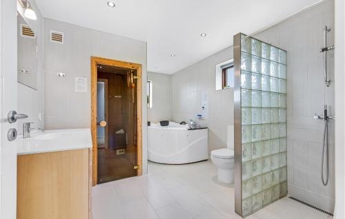 ロモ・キルケビーにある3 Bedroom Awesome Home In Rmのバスルーム(シャワー、洗面台、トイレ付)