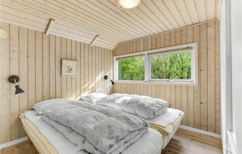 VestergårdにあるBeautiful Home In Toftlund With 4 Bedrooms, Sauna And Internetのベッドルーム1室(窓付)