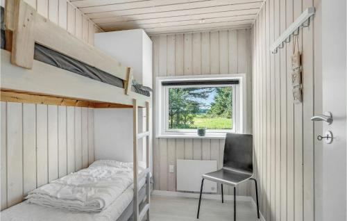 Grønhøjにある4 Bedroom Gorgeous Home In Lkkenの小さなベッドルーム(二段ベッド1組、椅子付)