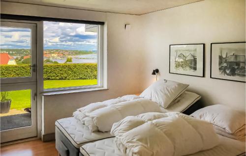 una camera con due letti e una finestra di 3 Bedroom Beautiful Home In Hejls a Hejls