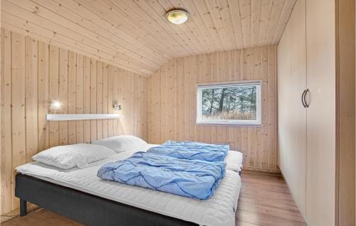 ロッケンにあるPet Friendly Home In Lkken With Outdoor Swimming Poolの木製の壁のベッドルーム1室