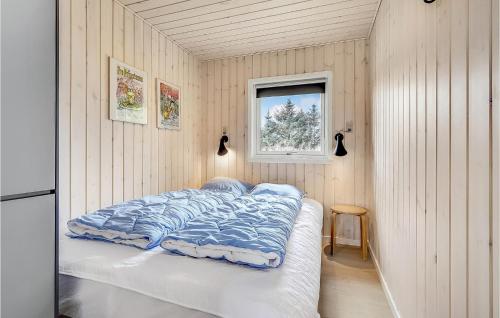 1 cama en una habitación con ventana en Nice Home In Vejers Strand With Kitchen, en Vejers Strand