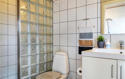 uma casa de banho com um WC e um lavatório em 2 Bedroom Beautiful Apartment In Hvide Sande em Hvide Sande