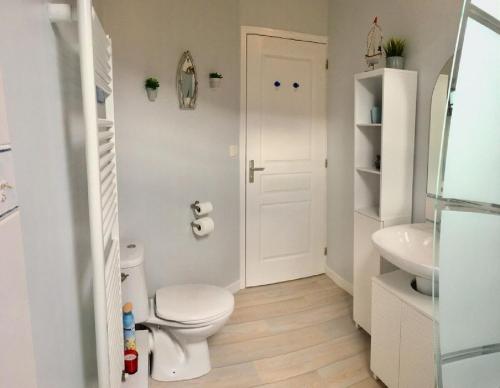 uma casa de banho branca com um WC e um lavatório em Quai Du Val, A Stunning Property With River View em Léhon