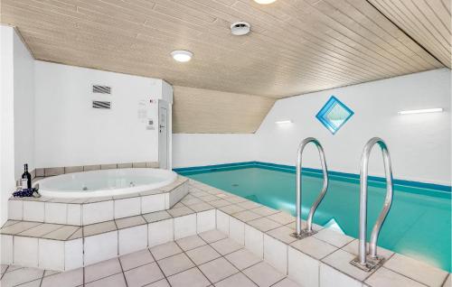 ToftumにあるStunning Home In Rm With Sauna, Wifi And Indoor Swimming Poolのバスルーム(バスタブ、スイミングプール付)