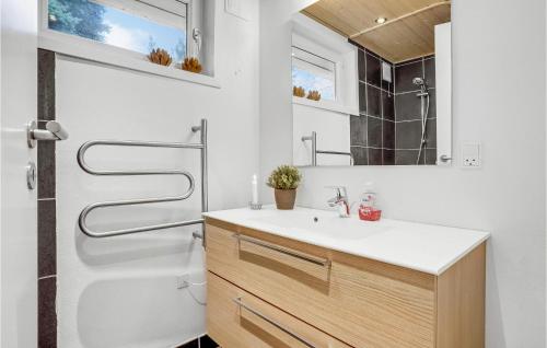 Ένα μπάνιο στο Nice Home In Rm With Kitchen