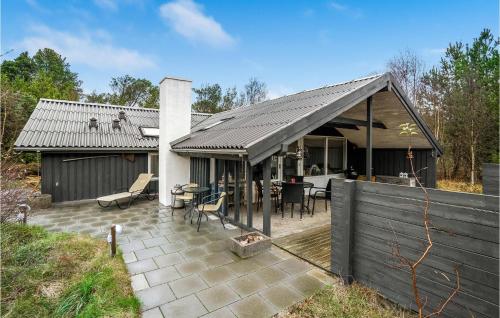 ein Haus mit einer Veranda und einer Terrasse in der Unterkunft Holiday Home Albaek Xi in Ålbæk