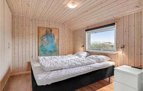 SønderhoにあるCozy Home In Fan With Saunaの壁画が飾られた部屋のベッド1台