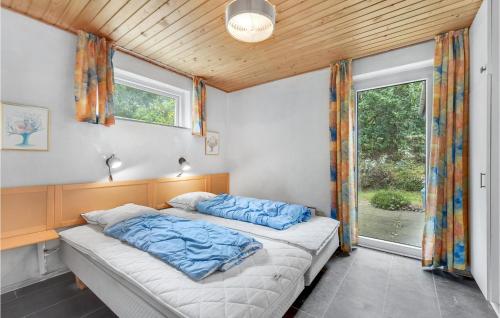 TagholmにあるNice Home In Rm With 4 Bedrooms, Sauna And Wifiの窓付きの部屋にベッド付きのベッドルーム1室があります。