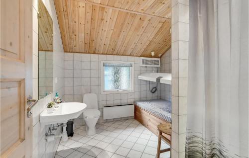a bathroom with a toilet and a sink and a tub at 4 Bedroom Stunning Home In Oksbl in Ovtrup