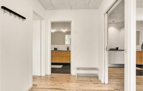 un pasillo abierto con paredes blancas y suelo de madera en 1 Bedroom Nice Apartment In Sby en Sæby