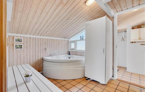 ÅlbækにあるStunning Home In lbk With Wifiの木製の天井のバスルーム(バスタブ付)