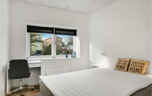 1 dormitorio con cama, escritorio y ventana en 1 Bedroom Nice Apartment In Sby, en Saeby