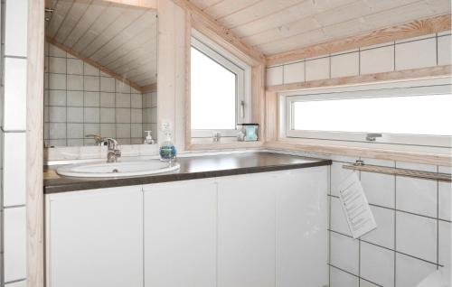 baño con lavabo y ventana en Beautiful Home In Jerup With Lake View en Jerup