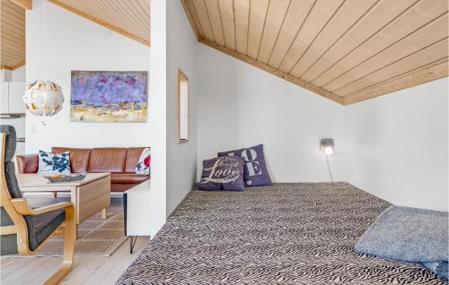 1 dormitorio con cama, escritorio y silla en Beautiful Home In Jerup With Lake View en Jerup