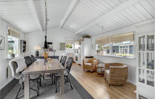 a dining room with a table and chairs at Stunning Home In Thisted With 3 Bedrooms in Sønder Vorupør