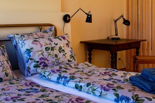 瓦勒雷阿斯的住宿－Mastignac Chambre d'hôte，一张带枕头的床和一张带台灯的桌子