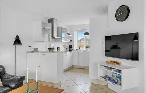 Dapur atau dapur kecil di Three-Bedroom Holiday Home In Romo